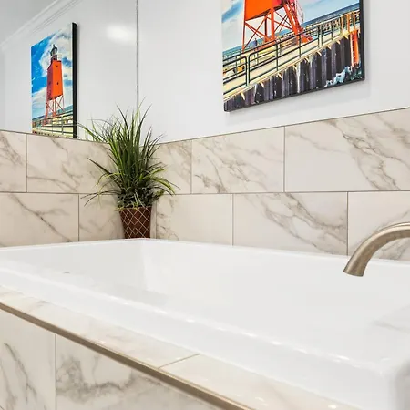 Beachside 102 With Direct Access To The Beach And Pool And Hot Tub